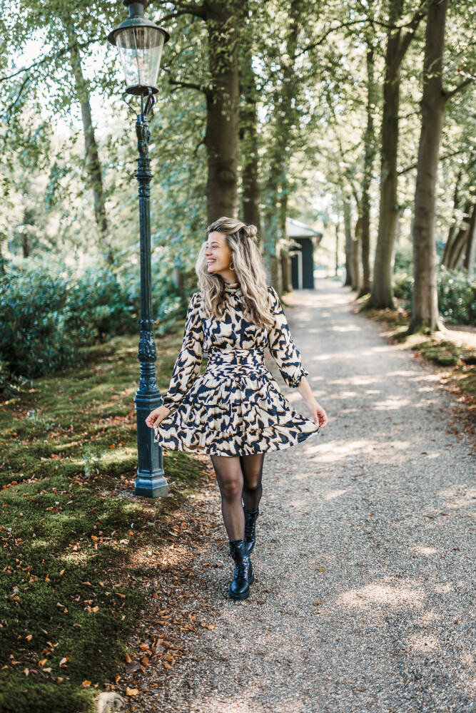 jurkje met chique taille on beige zwart printje 2