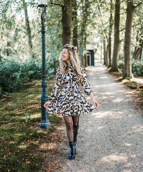 jurkje met chique taille on beige zwart printje 2