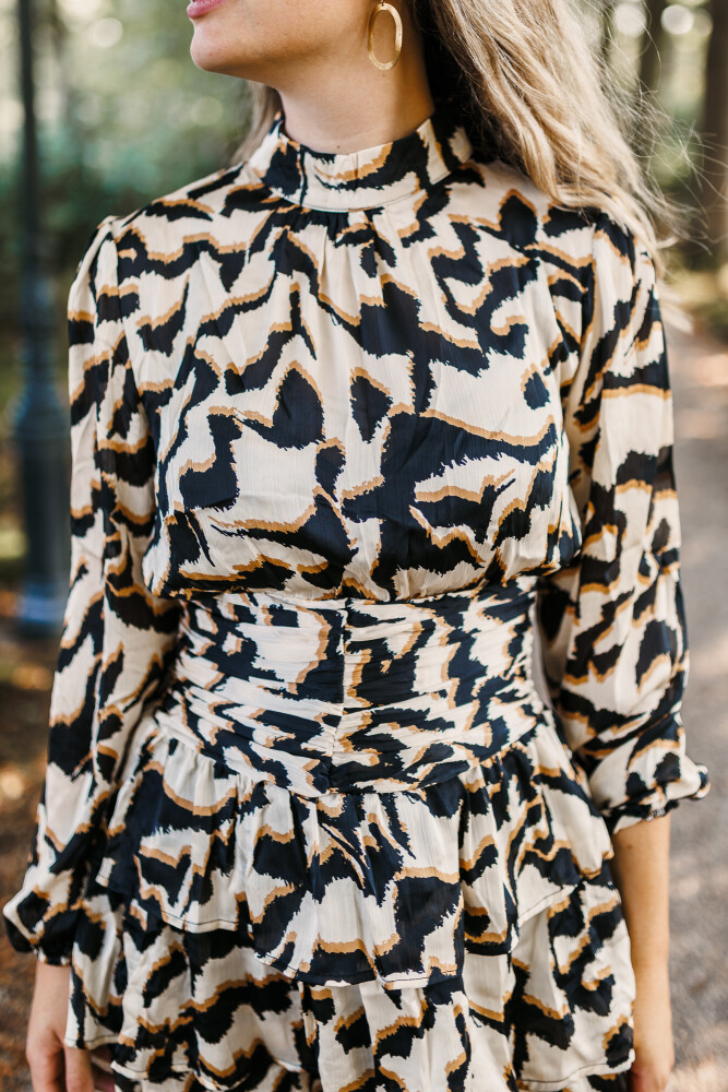 jurkje met chique taille on beige zwart printje details