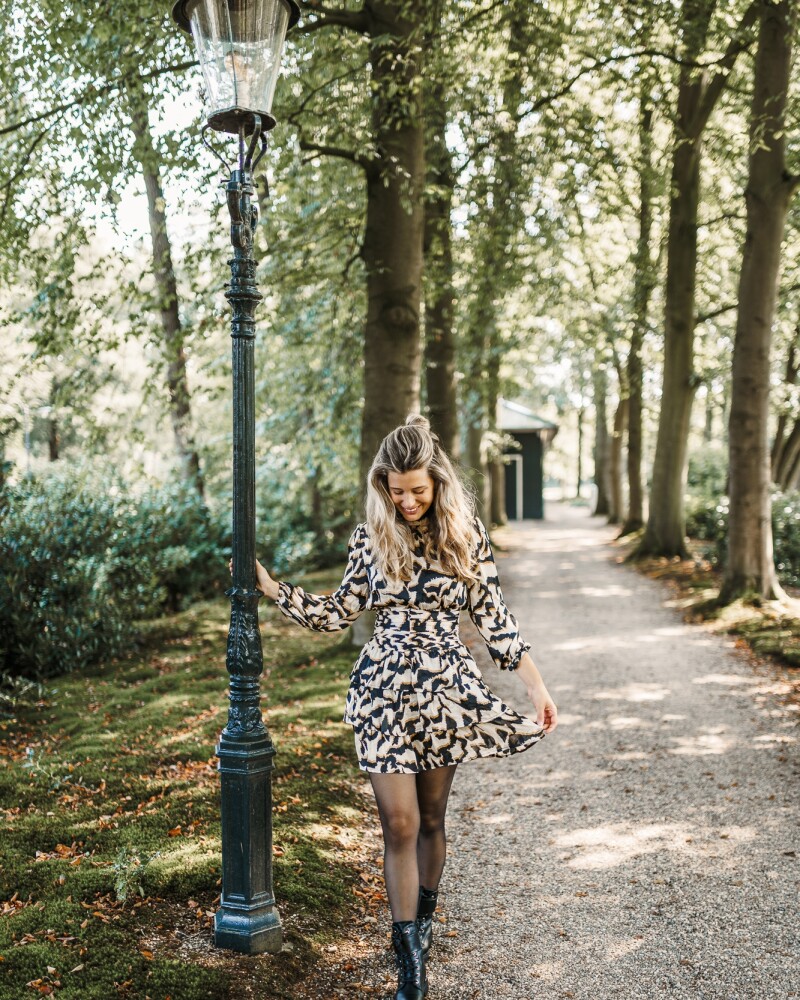 jurkje met chique taille on beige zwart printje