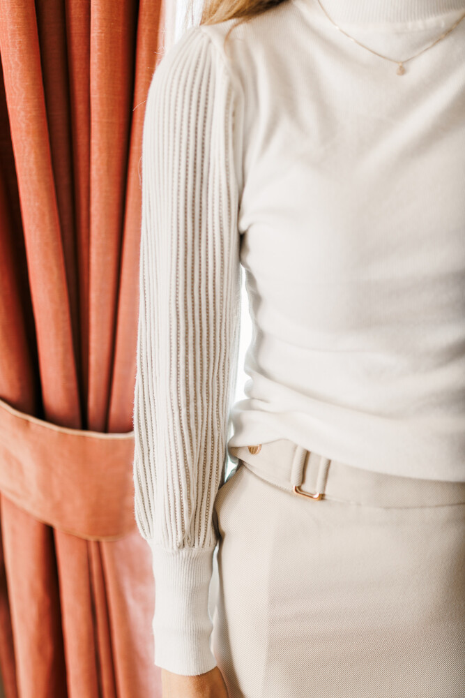 kokerrok zand met gesp en offwhite truitje met gouddraadje in de mouw details