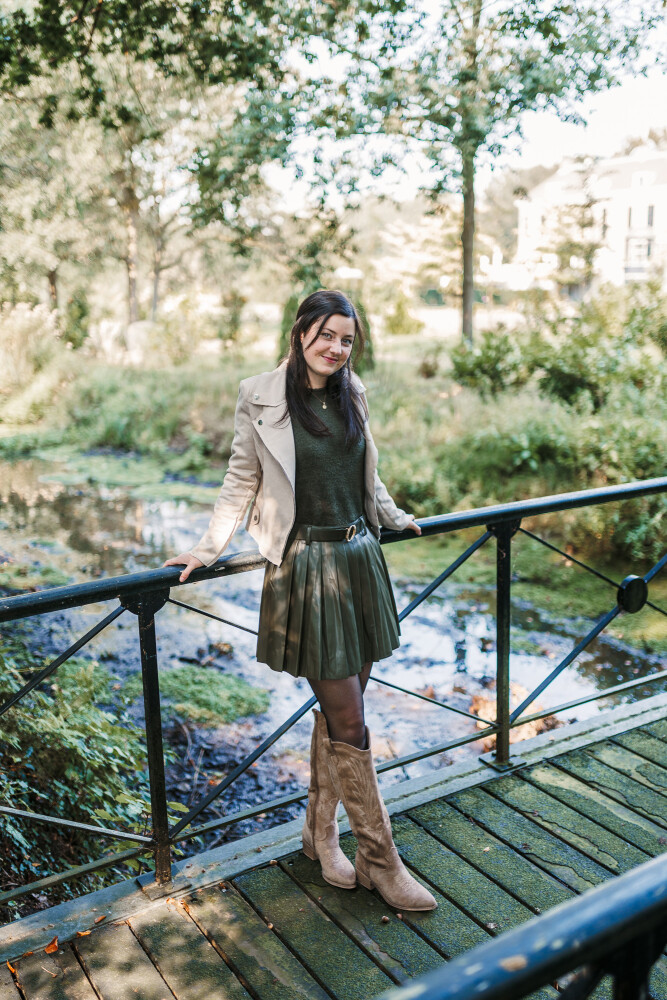 leatherlook rokje plooi donkergroen en suede jasje zand