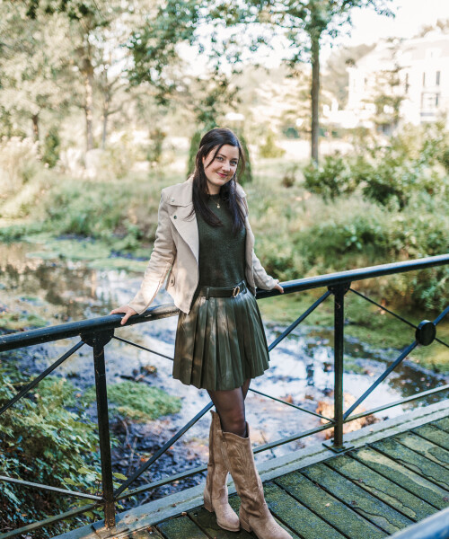 leatherlook rokje plooi donkergroen en suede jasje zand