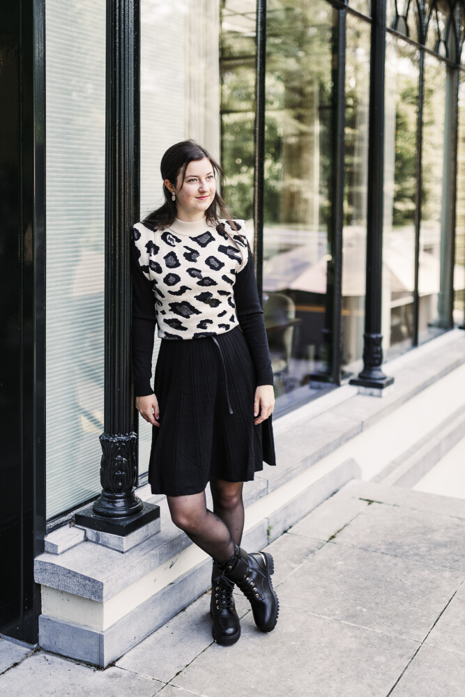 zwart jurkje a lijn met ceintuurtje en beige spencer met printje 2