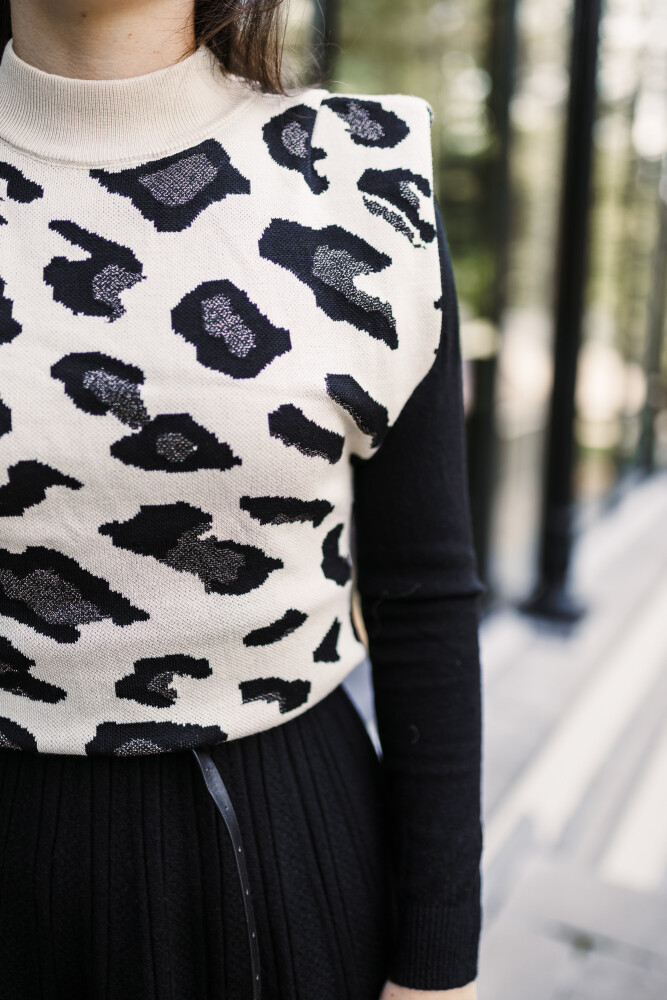 zwart jurkje a lijn met ceintuurtje en beige spencer met printje detail 2