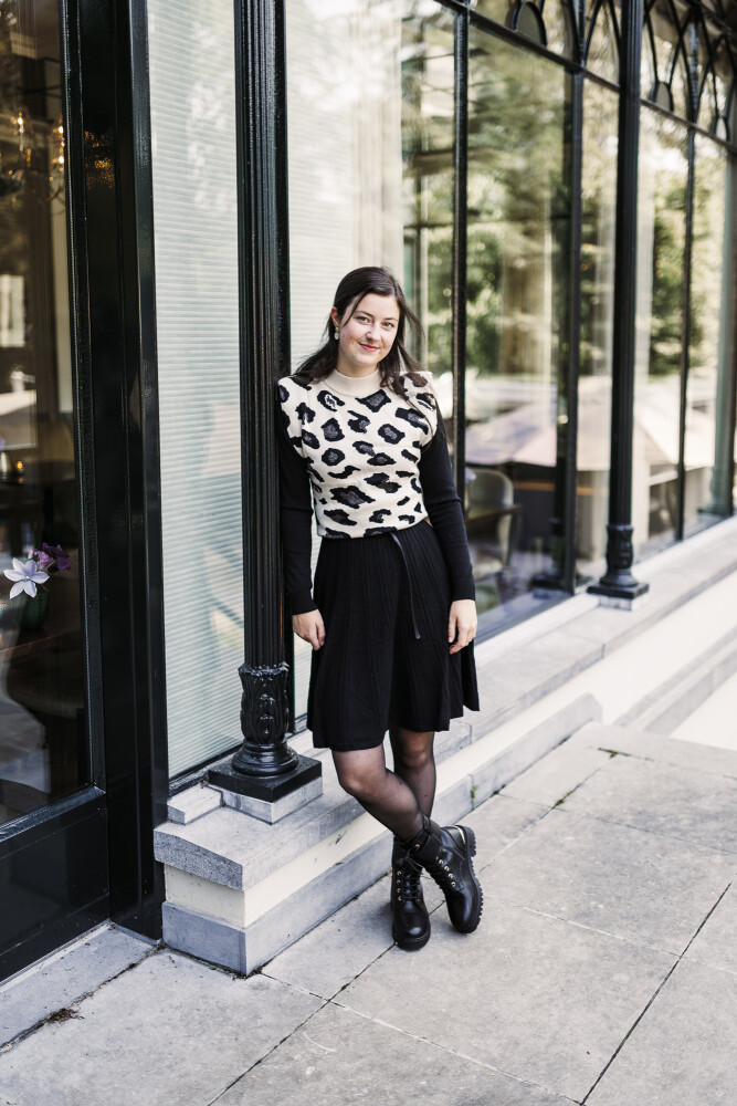 zwart jurkje a lijn met ceintuurtje en beige spencer met printje