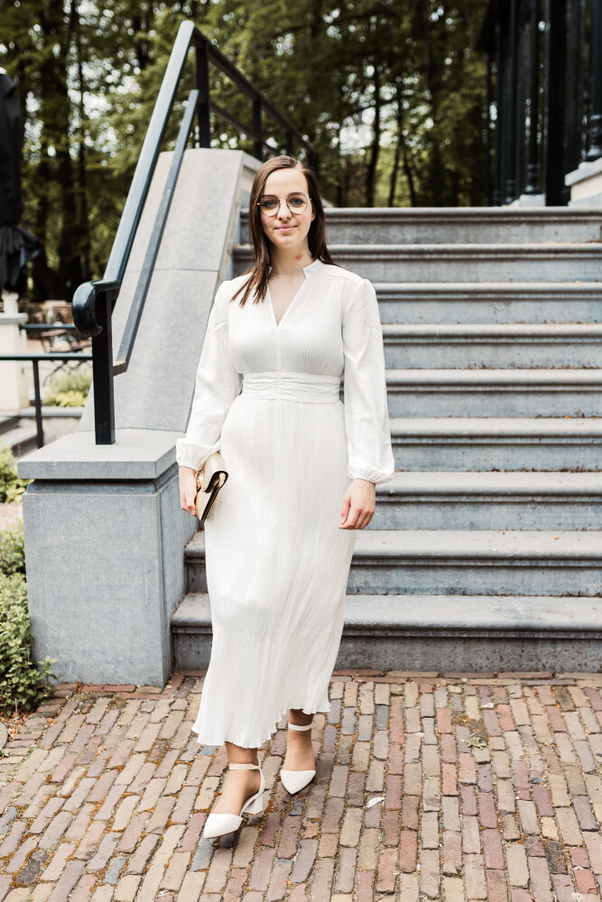 Lange witte jurk met chique taille 2