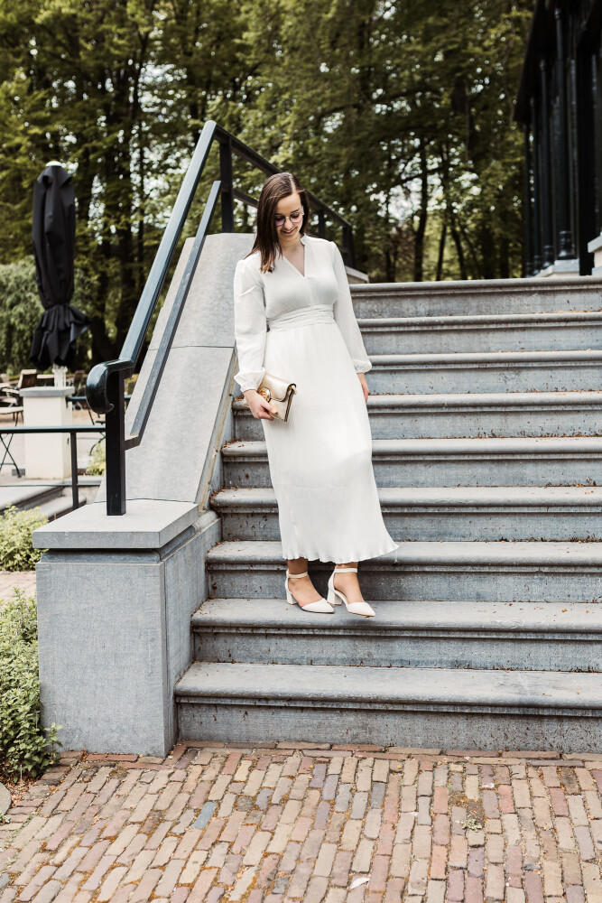 Lange witte jurk met chique taille